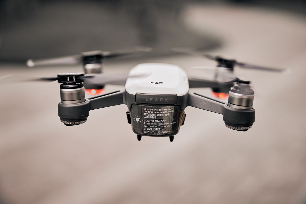 Drone professionale in volo per ispezione