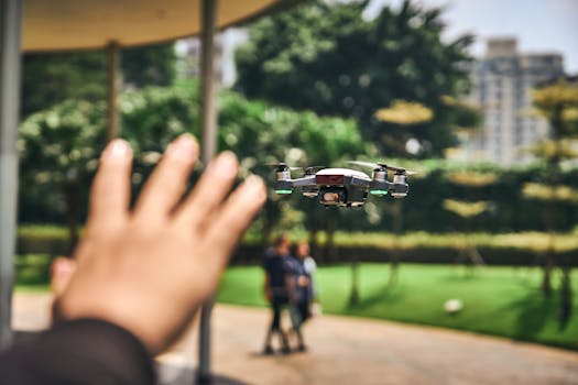 一架无人机在城市公园上空盘旋，背景中的人物因运动而模糊，传递出科技感