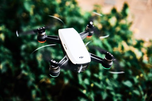 흰색과 검은 색 Dji Quadcopter