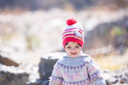（頂部有小羊毛球的）羊毛帽子, 兒童, 冬衣 的 免費圖庫相片
