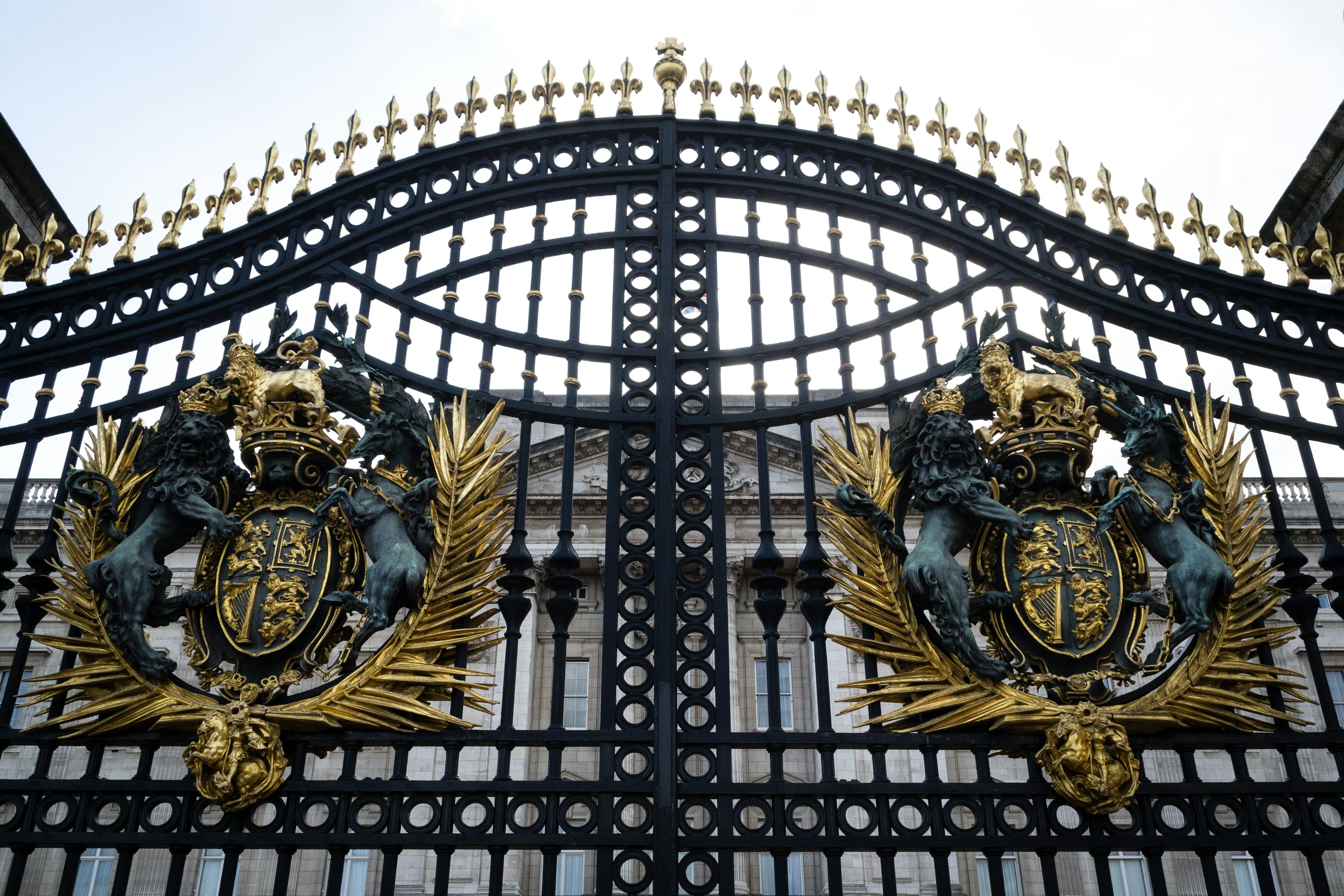 close up of gate of buckingham palace