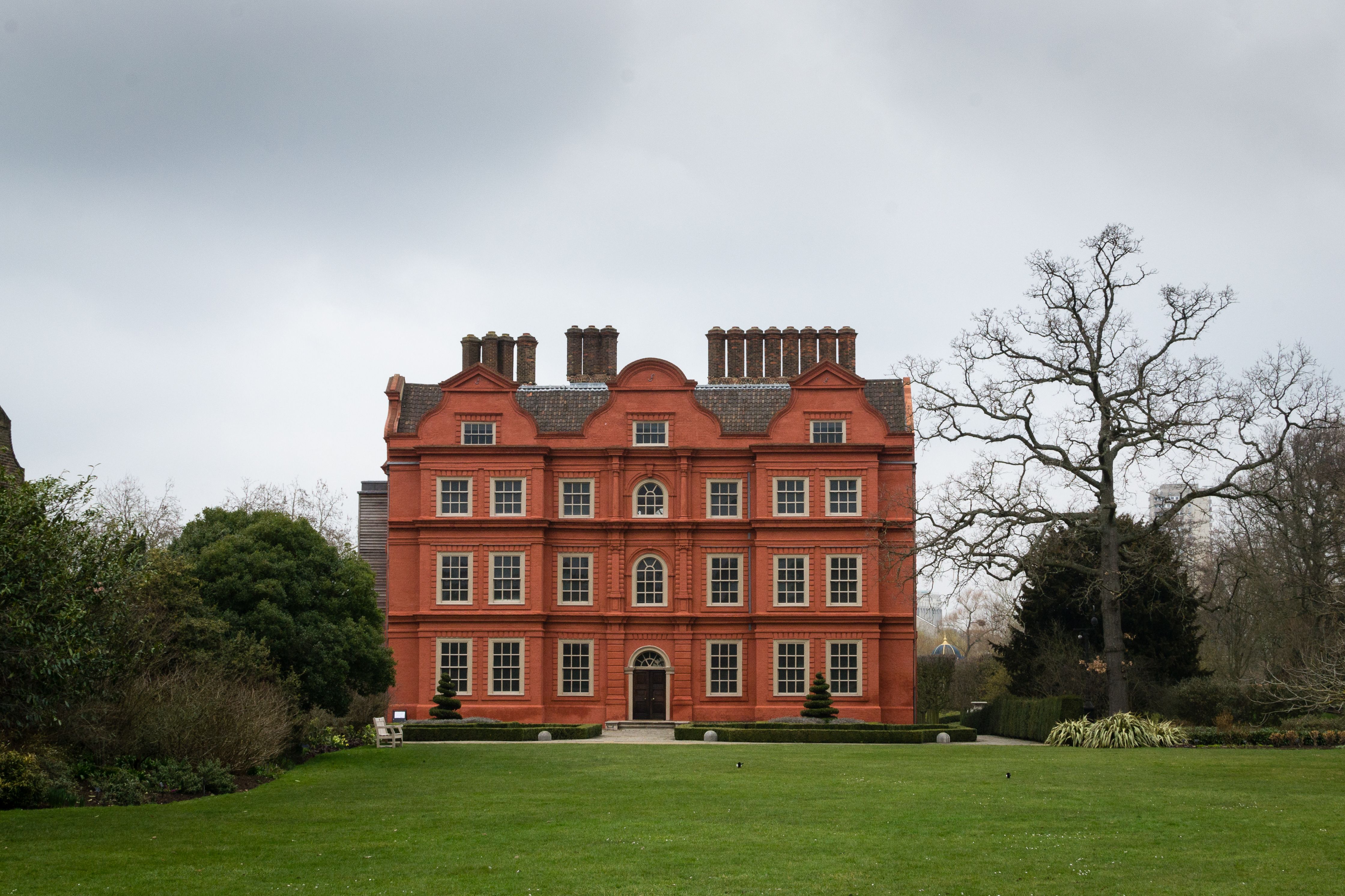 Vista frontal del histórico Kew Palace, Real Jardín Botánico De Kew, Richmond, Reino Unido.