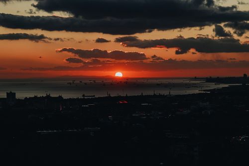 Free Capture the breathtaking view of the sunset casting vibrant hues over the ocean horizon. Stock Photo