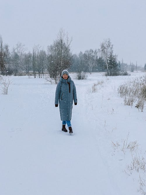 Безкоштовне стокове фото на тему «вертикальні постріл, зима, зимове пальто»