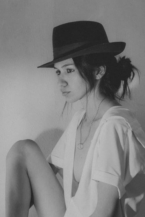 Foto profissional grátis de atraente, black and white, chapéu