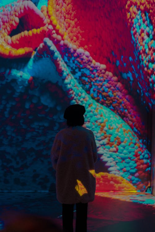 Darmowe zdjęcie z galerii z kolorowy, na stojąco, oglądanie