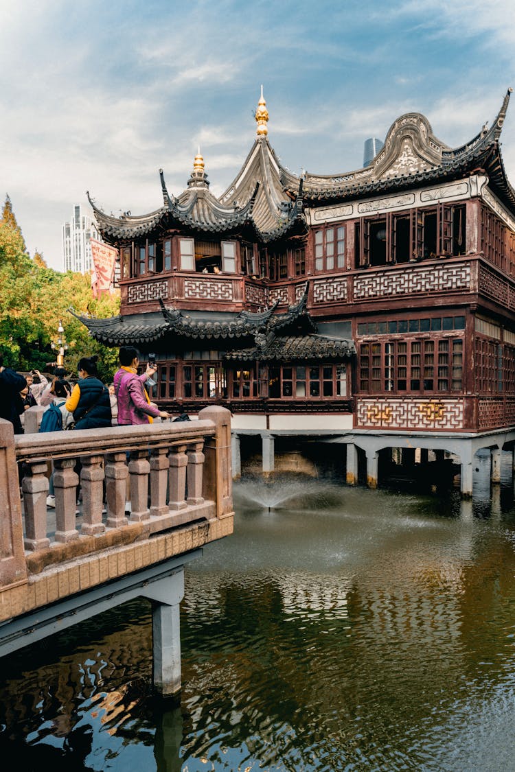 Tourists In Yu Garden