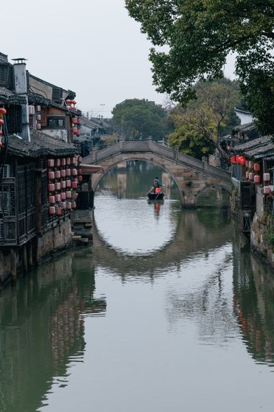 拱桥轻舟