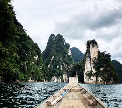 ahşap tekne, dağlar, doğa içeren Ücretsiz stok fotoğraf