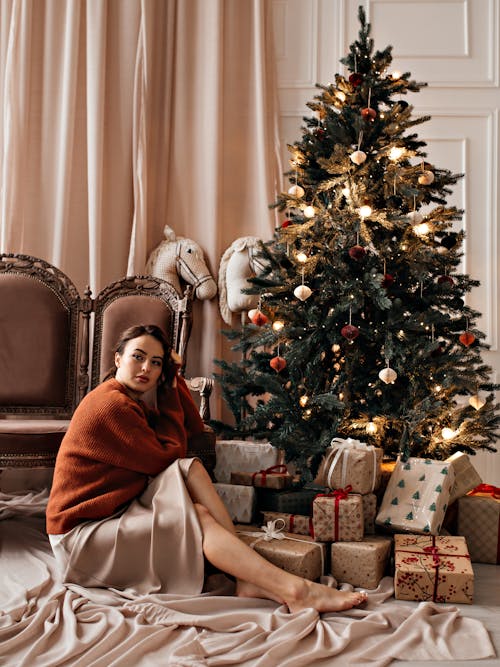 Kostnadsfri bild av gåvor, julgran, kvinna