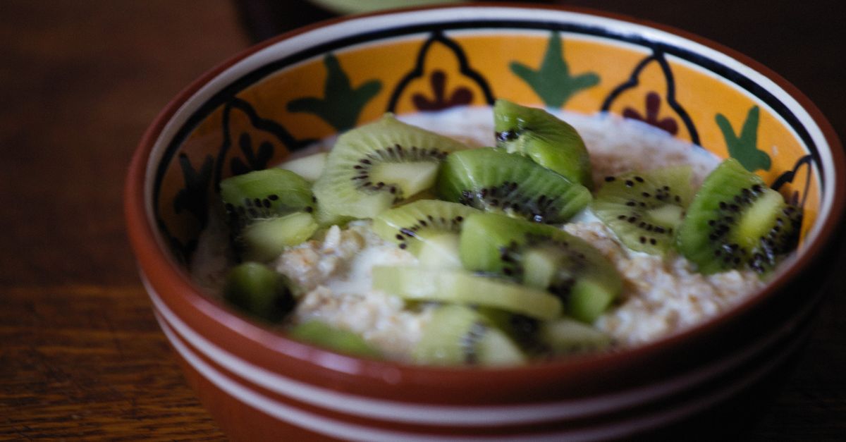Bowl de avena salada con huevo y espinacas Bowl de avena salada con huevo y espinacas