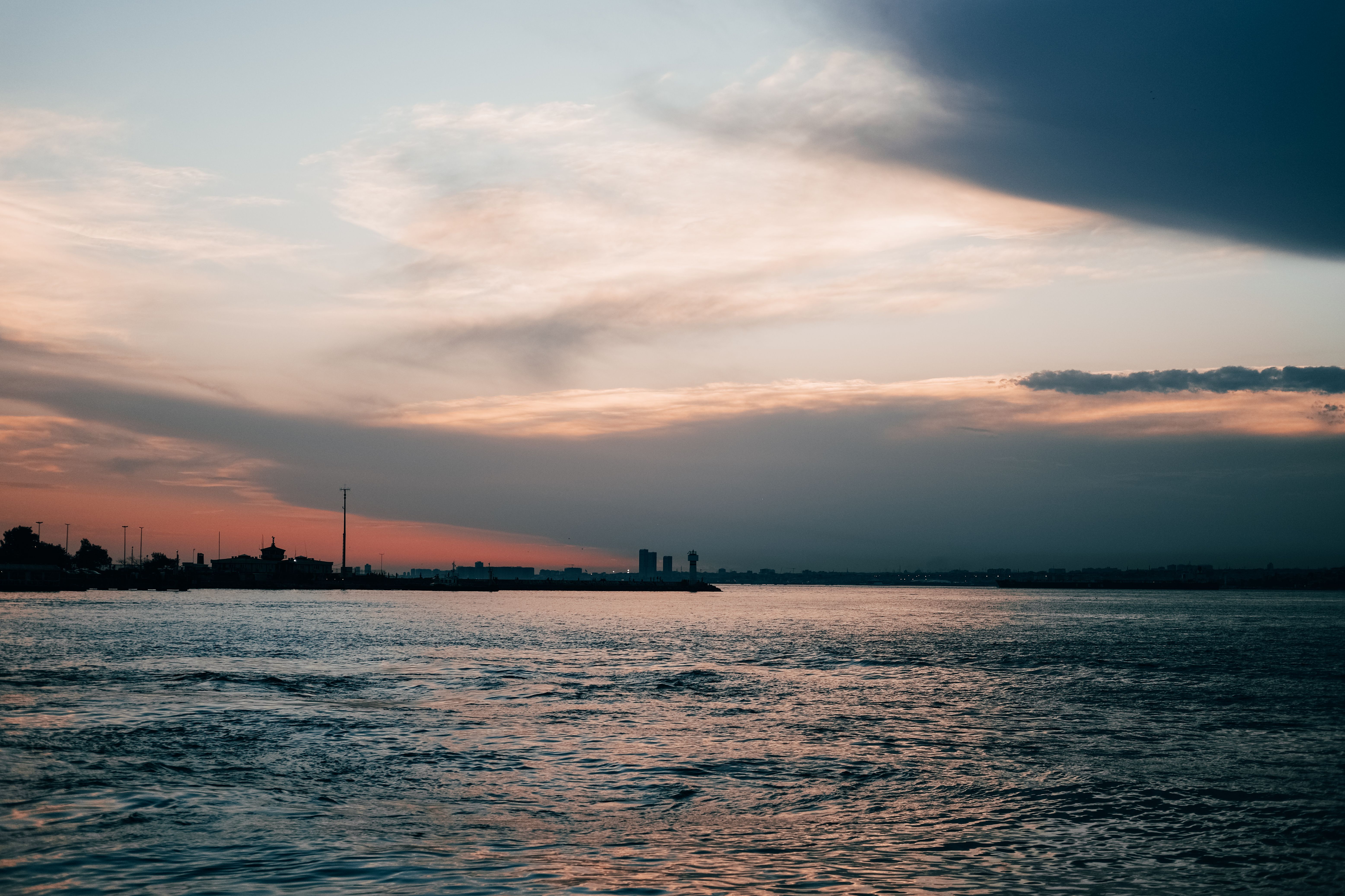 Paisaje marino al atardecer sobre el mar