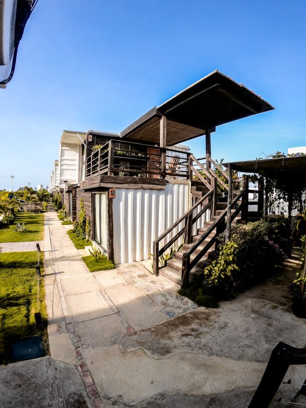 Módulo habitable construido con un contenedor, con escalera exterior de madera