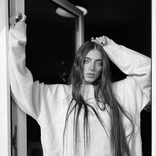 Bezpłatne Darmowe zdjęcie z galerii z czarno-biały, długie włosy, dziewczyna Zdjęcie z galerii