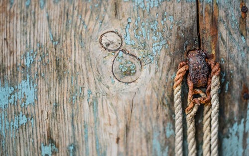 бесплатная Коричневая деревянная доска с веревкой Стоковое фото