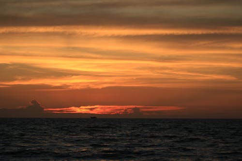 akşam karanlığı, altın saat, deniz manzarası içeren Ücretsiz stok fotoğraf