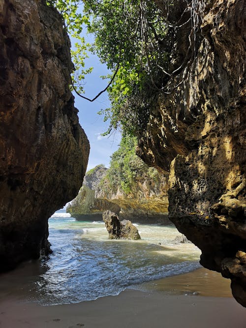 Suluban Beach, Uluwatu, Bali, Indonesia 