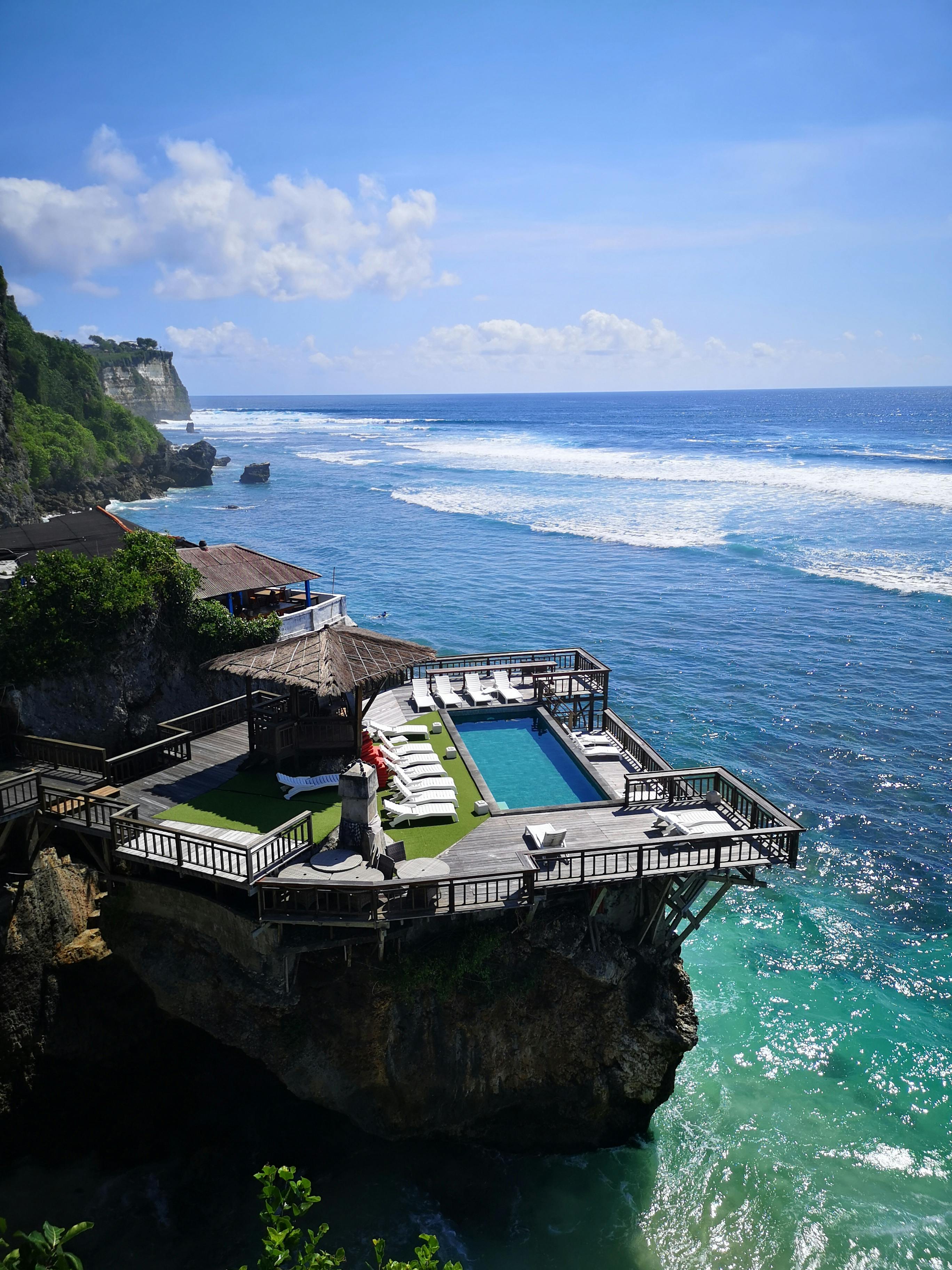Cliffside infinity-edge spa pool overlooking the Indian Ocean at a luxury Uluwatu resort spa in Bali