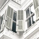 通过开放式百叶窗捕捉白色建筑立面，展现经典建筑设计