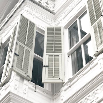 通过开放式百叶窗捕捉白色建筑立面，展现经典建筑设计