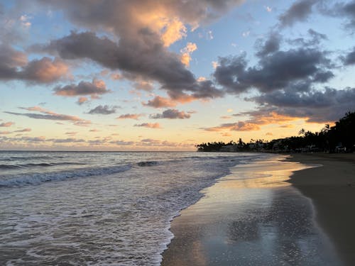 Free Waves Kissing the Shoreline Stock Photo