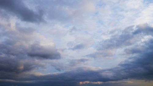 Free Dramatic cloudy sky showcasing various shades of blue and gray clouds. Stock Photo