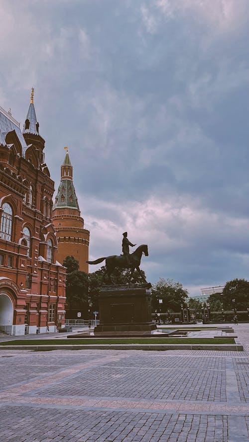 Kostnadsfri bild av marskalk zhukov monument, molnig himmel, moskva