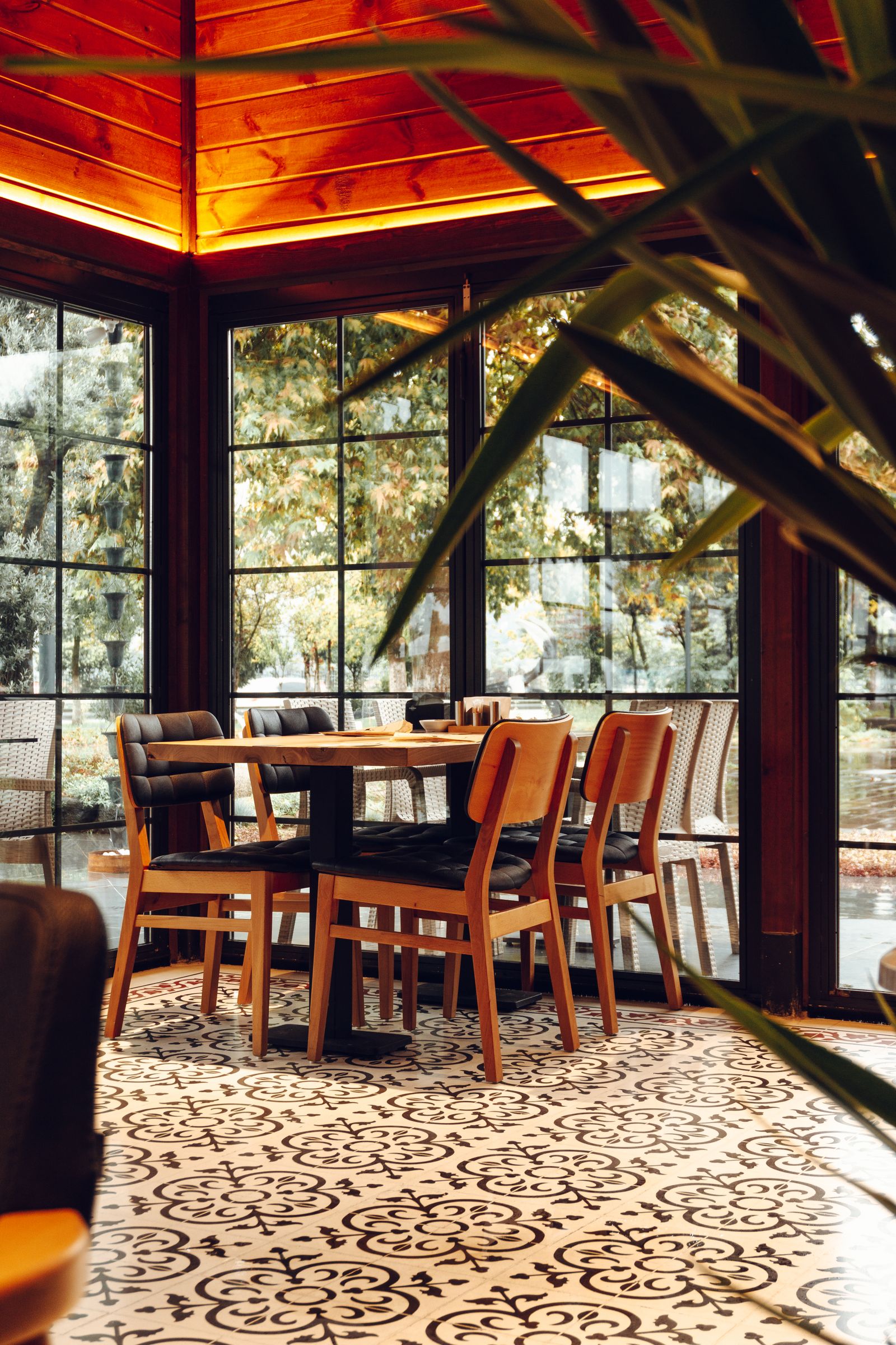 Sala de restauração com mesas e cadeiras em madeira