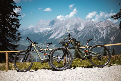 Free Foto profissional grátis de Alpes, árvores, bicicletas Stock Photo
