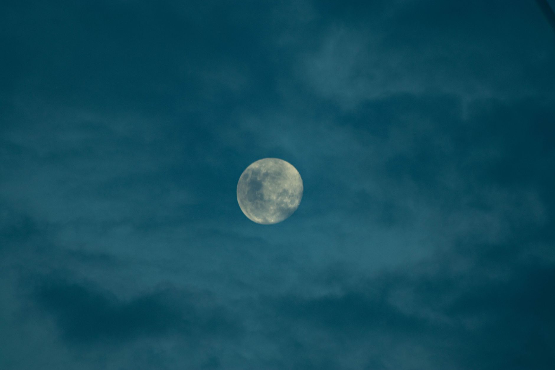 La luna llena entre nubes