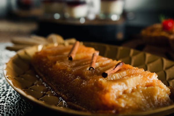 Tarta fina de manzana caramelizada