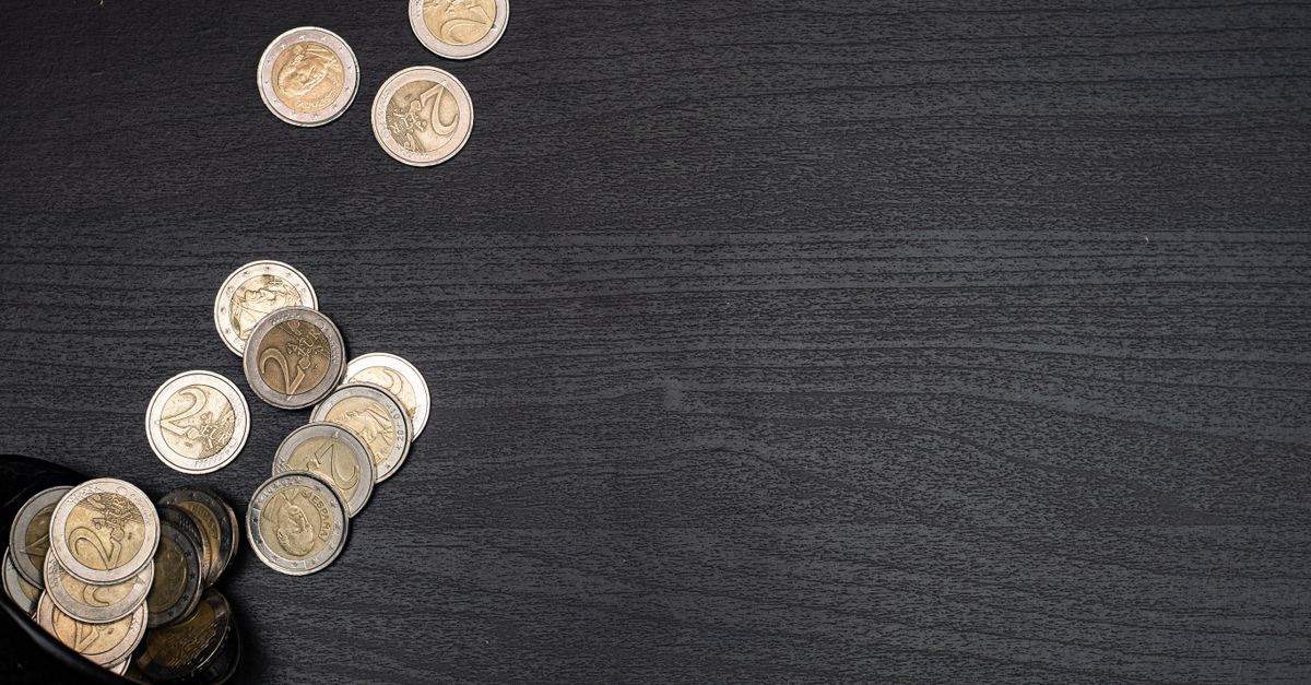 Monete in euro su una superficie scura