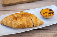 Pastry and custard tart on a plate, photo by Simão Moreira on Pexels
