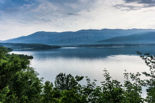 Vista Del Corpo D'acqua E Delle Montagne