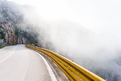 霧が近い高速道路の写真