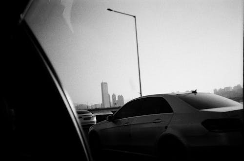 Foto profissional grátis de automóvel, escala de cinza, estrada