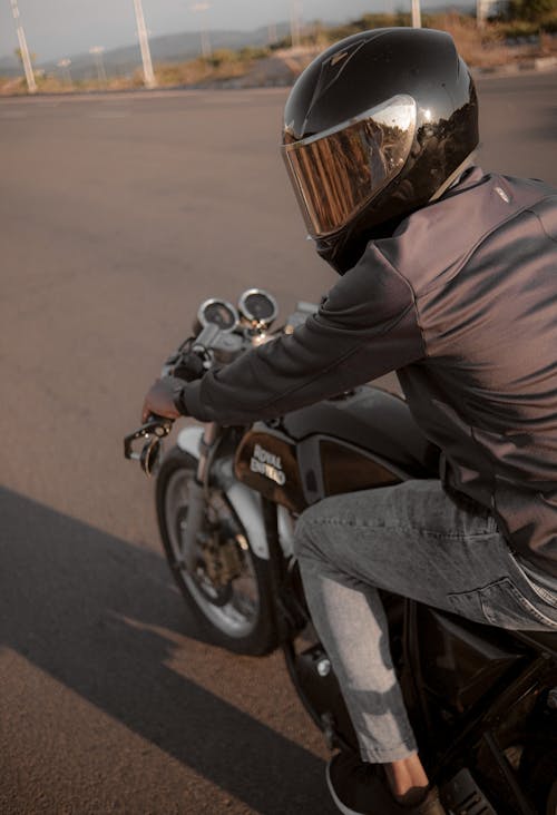 Fotobanka s bezplatnými fotkami na tému človek, jazdenie, motocyklová prilba