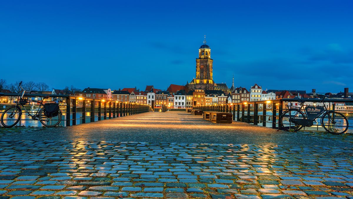 Lege Nederlandse straat in de avond