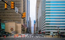 费城充满活力的城市景观中，标志性的摩天大楼和繁华的街道一览无余