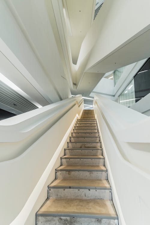 бесплатная коричнево серая лестница с белыми перилами Стоковое фото