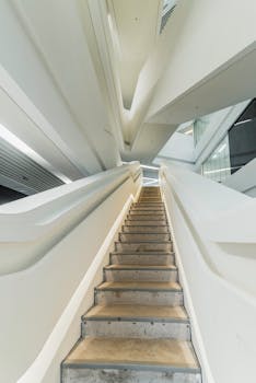 现代楼梯的设计时尚，与室内现代建筑相得益彰