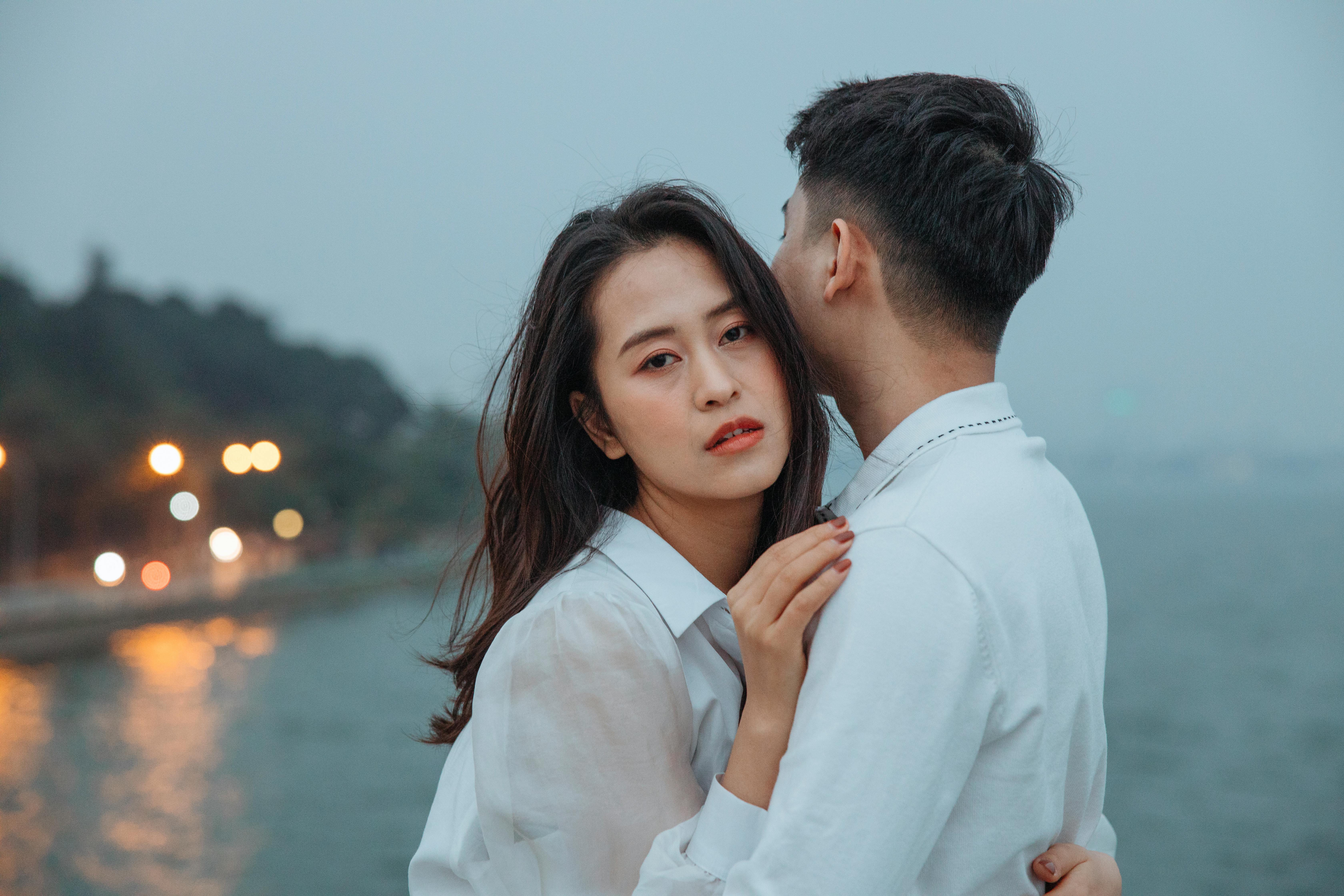 Boğa burcu aşk uyumunu ve toprak elementinin huzurlu, güvenli ilişkilerini temsil eden romantik bir çift ve astroloji sembolleri.