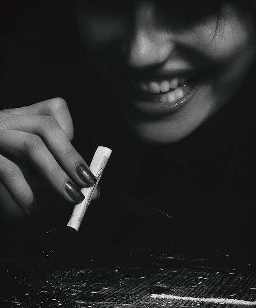 Ingyenes stockfotó fekete-fehér, függőség, mosoly témában