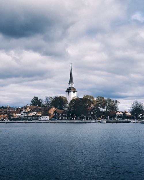 Gratis lagerfoto af bygninger, flod, kirke