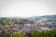 探索德国库尔姆巴赫的历史魅力，从上空俯瞰其风景秀丽的城市景观与郁郁葱葱的绿意