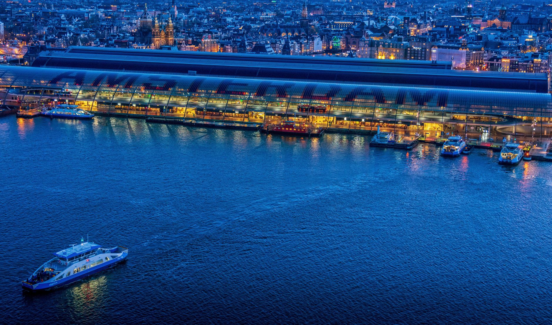 Amsterdam-Rijnkanaal'da seyreden gemiler