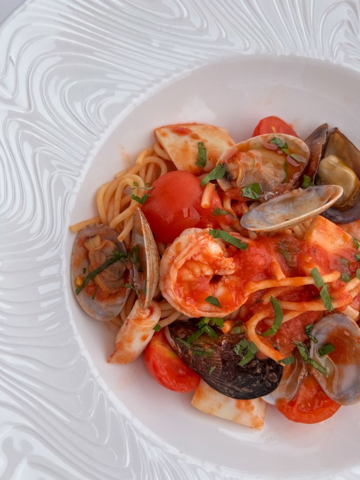 Spaghetti allo scoglio con frutti di mare visti dall'alto