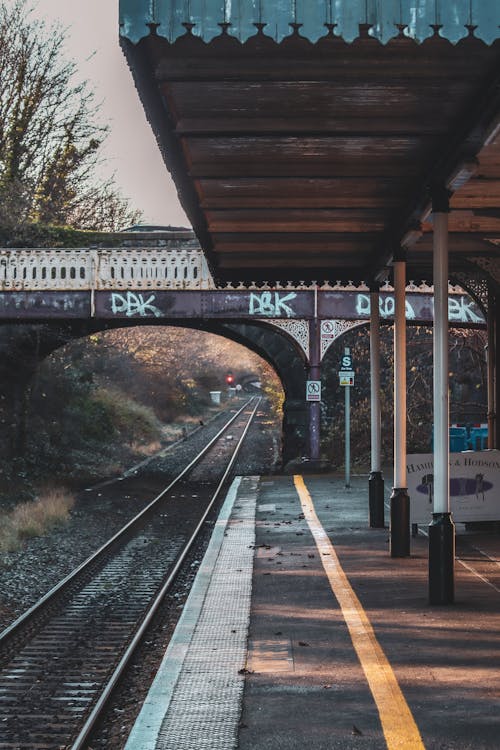 Kostenloses Stock Foto zu bahnhof, leer, plattform