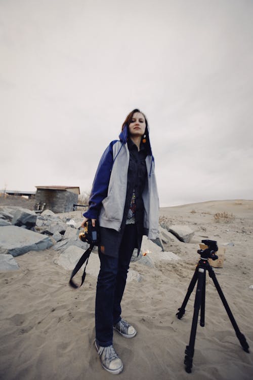 Безкоштовне стокове фото на тему «вертикальні постріл, жінка, пісок»
