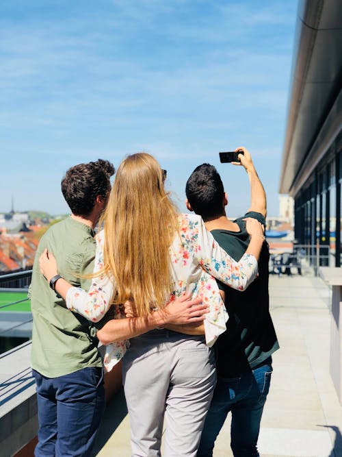 Tres Personas Haciendo Selfie Bajo El Cielo Soleado